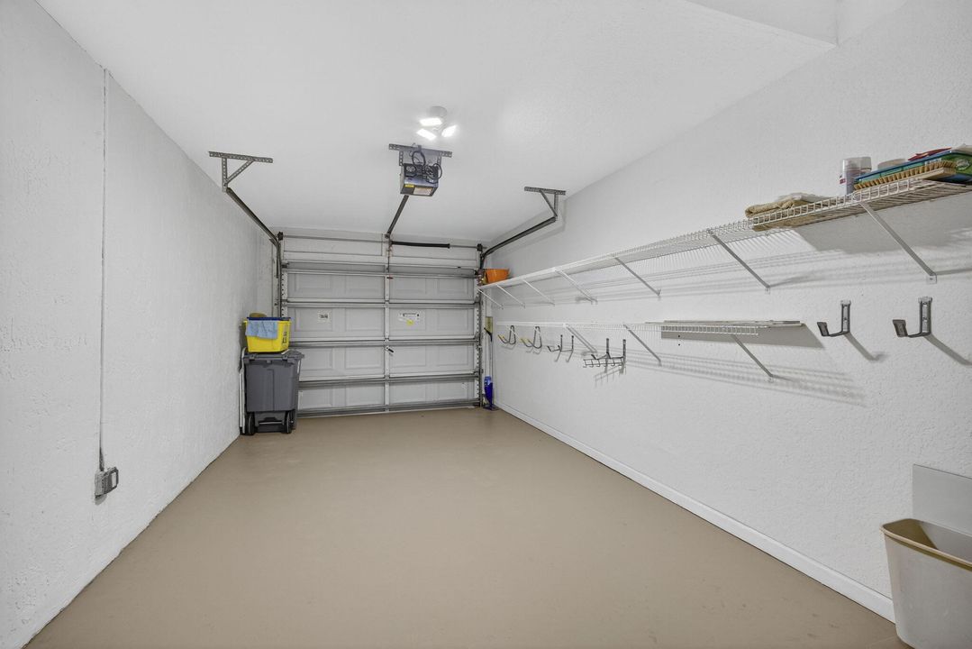 合同活跃: $359,900 (3 贝兹, 2 浴室, 1400 平方英尺)