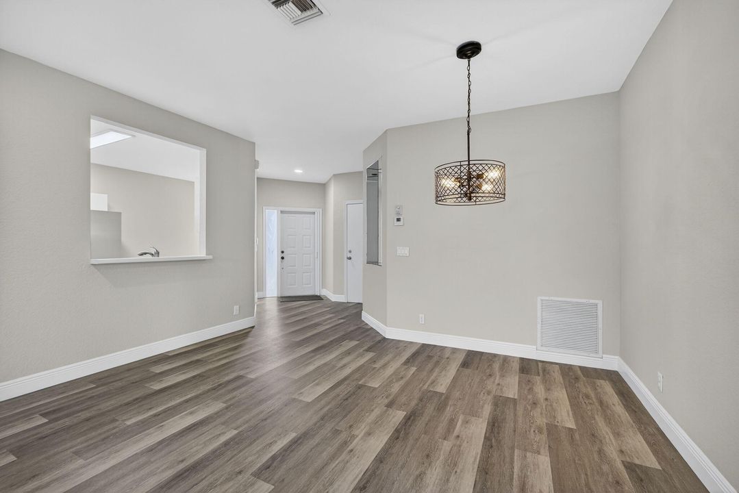 合同活跃: $359,900 (3 贝兹, 2 浴室, 1400 平方英尺)