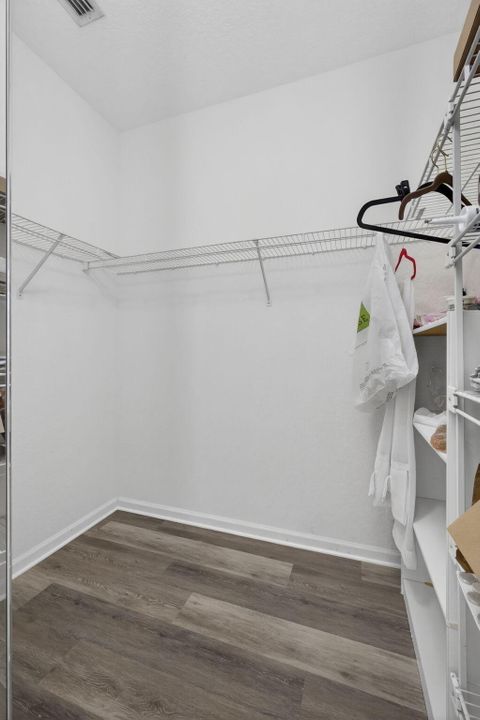 合同活跃: $359,900 (3 贝兹, 2 浴室, 1400 平方英尺)