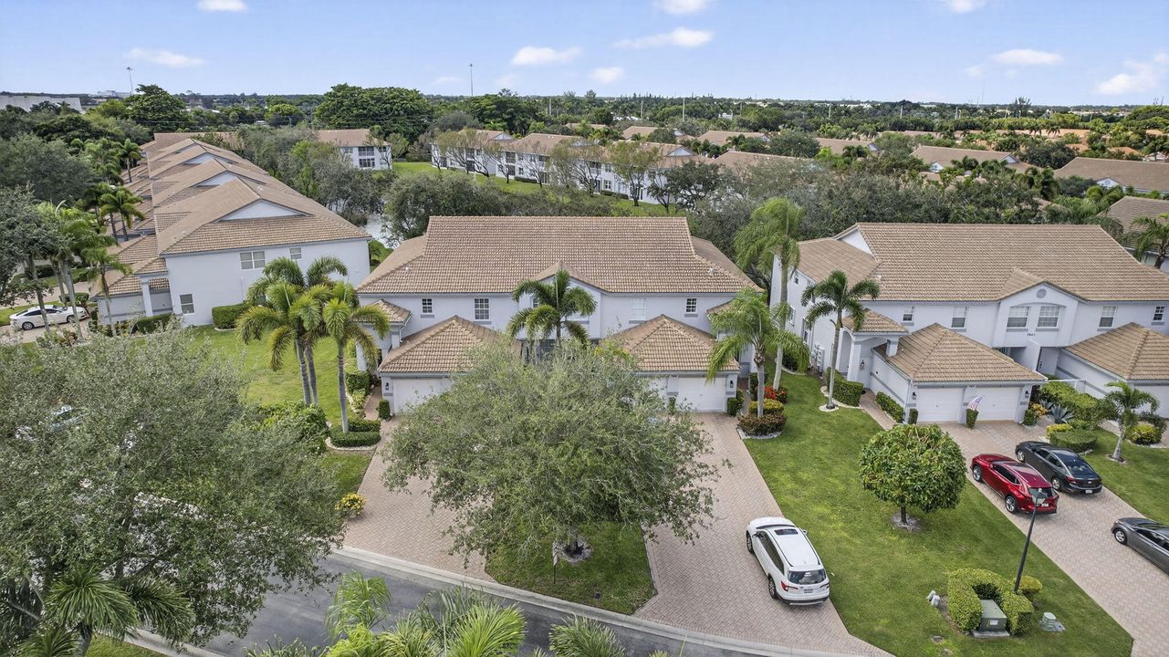 合同活跃: $359,900 (3 贝兹, 2 浴室, 1400 平方英尺)