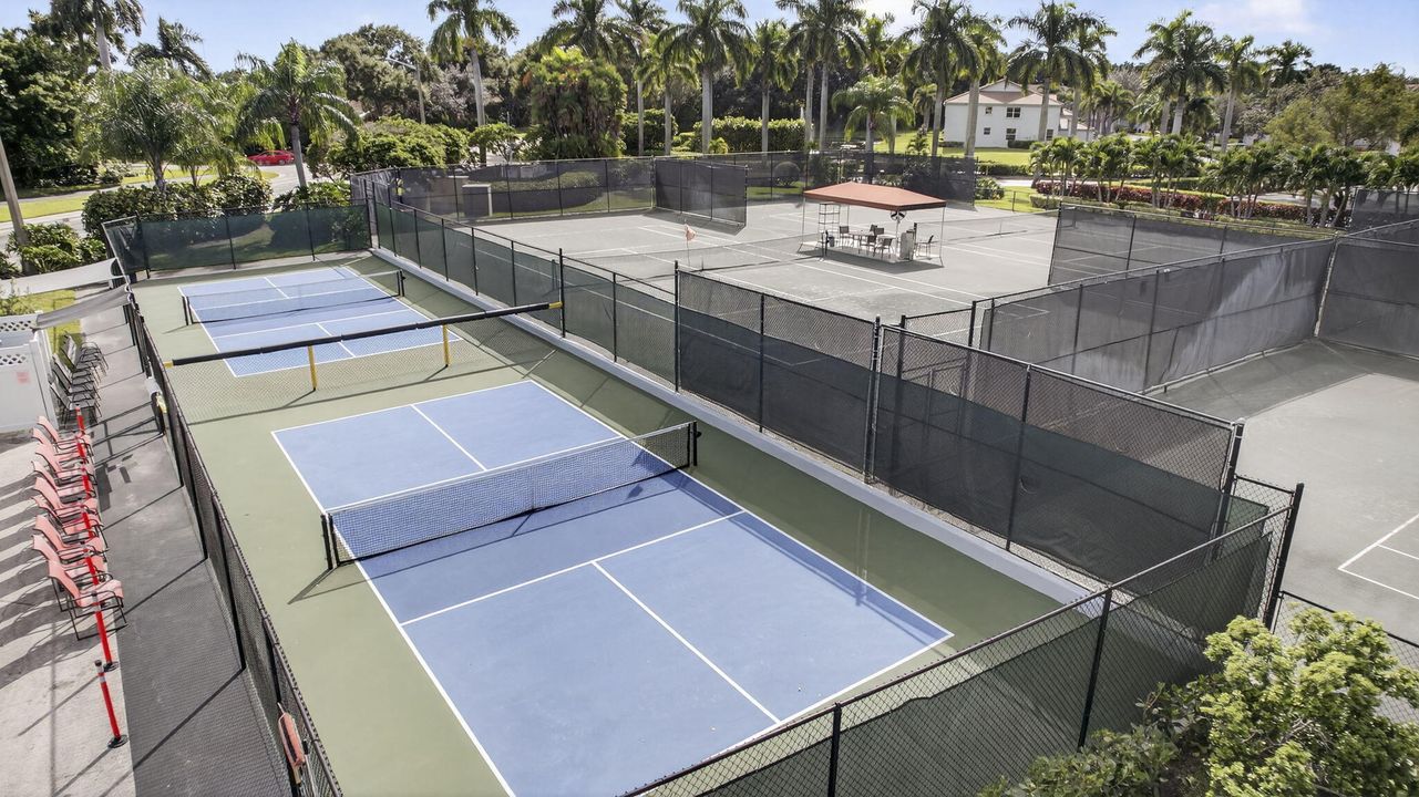 合同活跃: $359,900 (3 贝兹, 2 浴室, 1400 平方英尺)