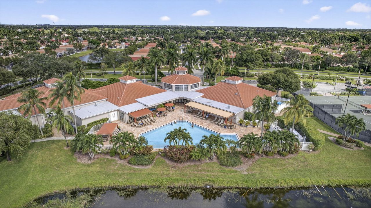 合同活跃: $359,900 (3 贝兹, 2 浴室, 1400 平方英尺)