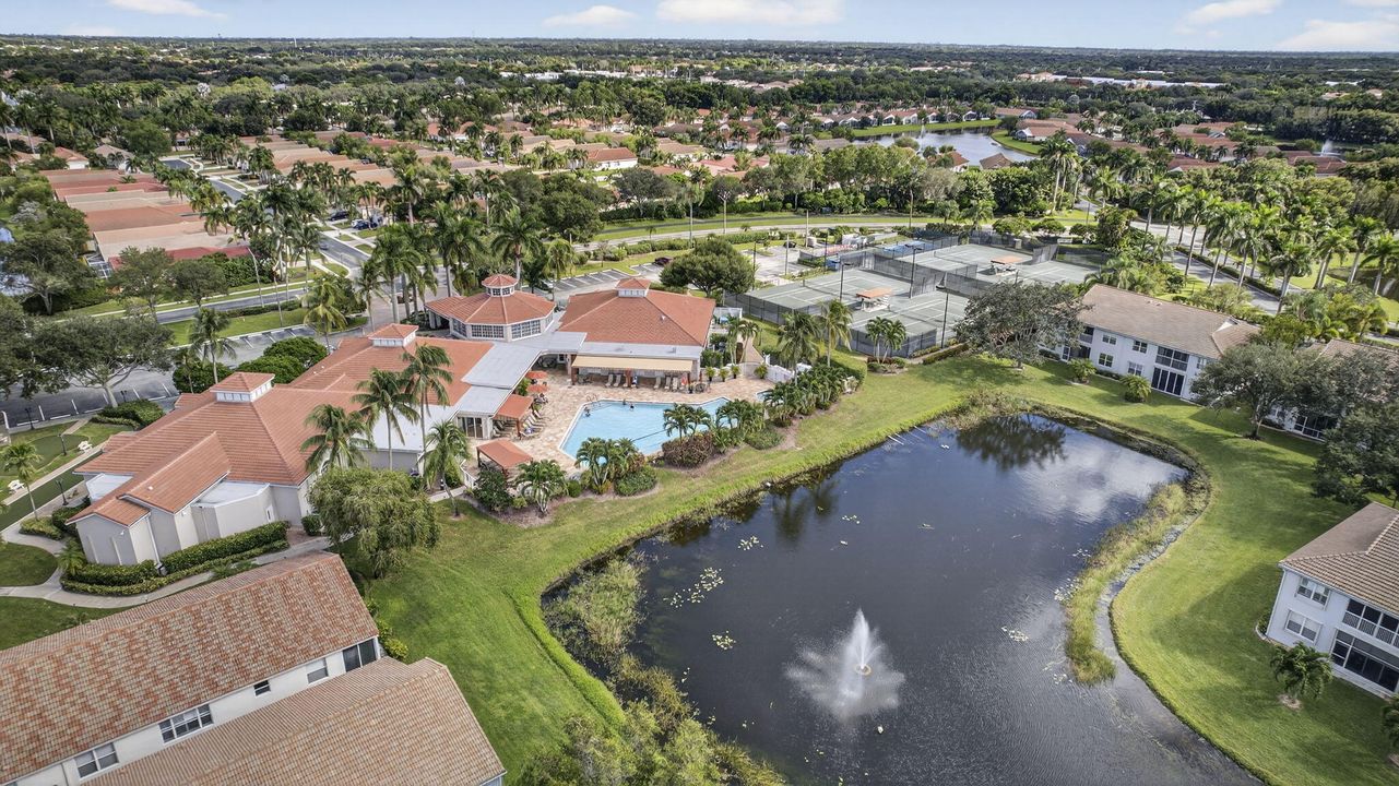 合同活跃: $359,900 (3 贝兹, 2 浴室, 1400 平方英尺)