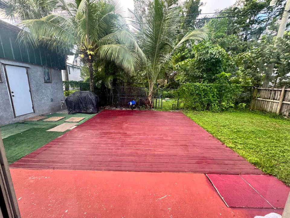 Activo con contrato: $2,950 (3 camas, 2 baños, 1196 Pies cuadrados)