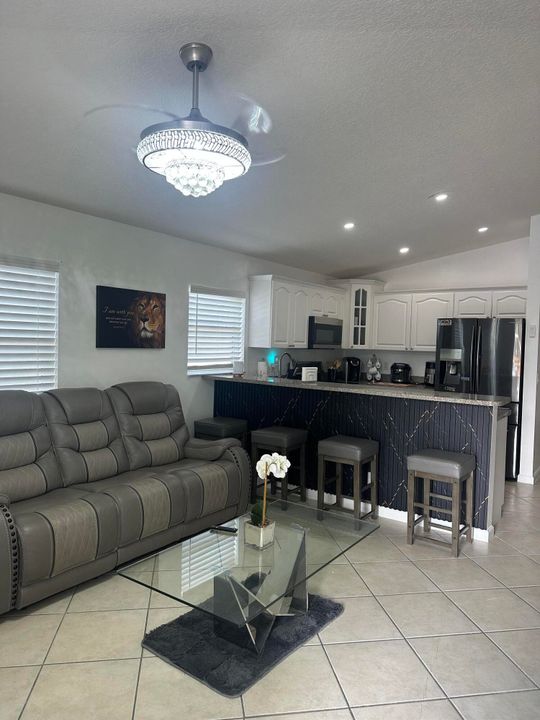 Activo con contrato: $2,950 (3 camas, 2 baños, 1196 Pies cuadrados)