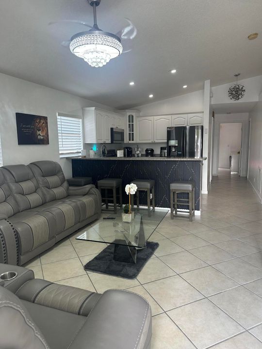 Activo con contrato: $2,950 (3 camas, 2 baños, 1196 Pies cuadrados)