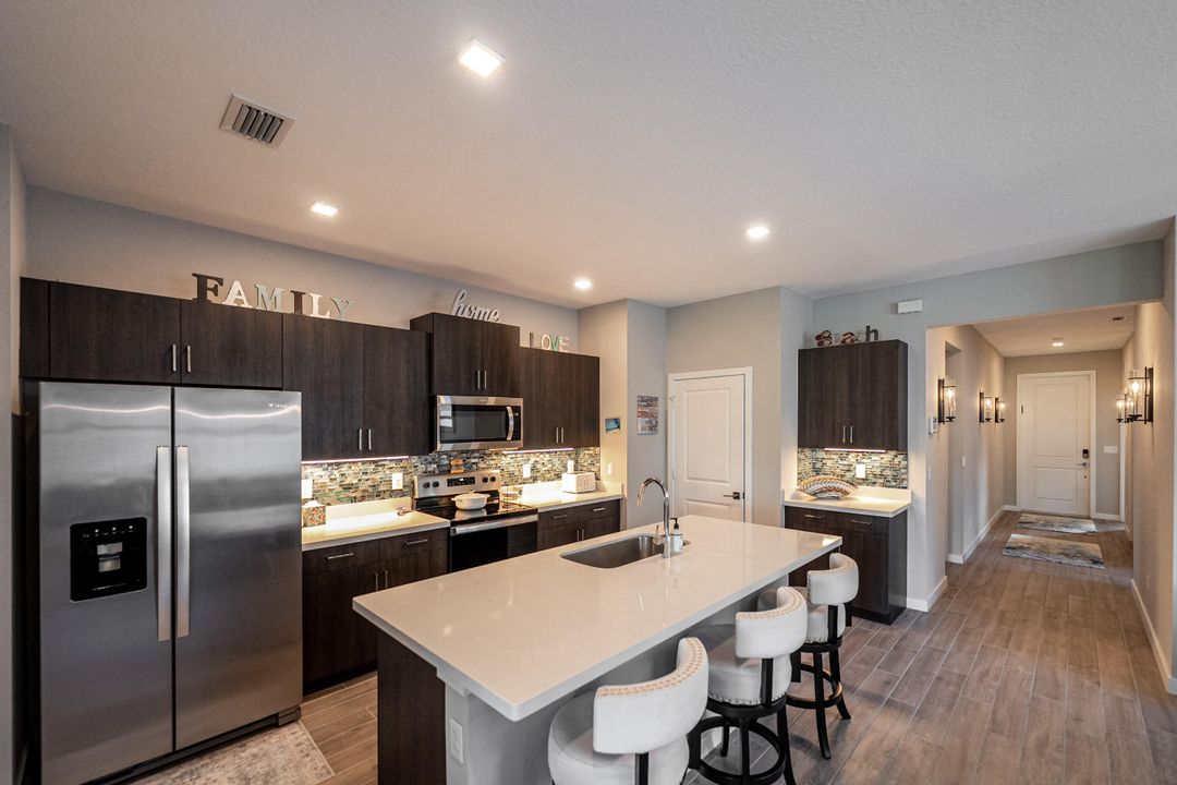 Под контрактом: $610,000 (3 спален, 2 ванн, 1730 Квадратных фут)