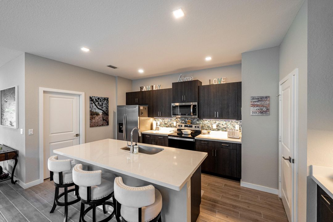 Под контрактом: $610,000 (3 спален, 2 ванн, 1730 Квадратных фут)