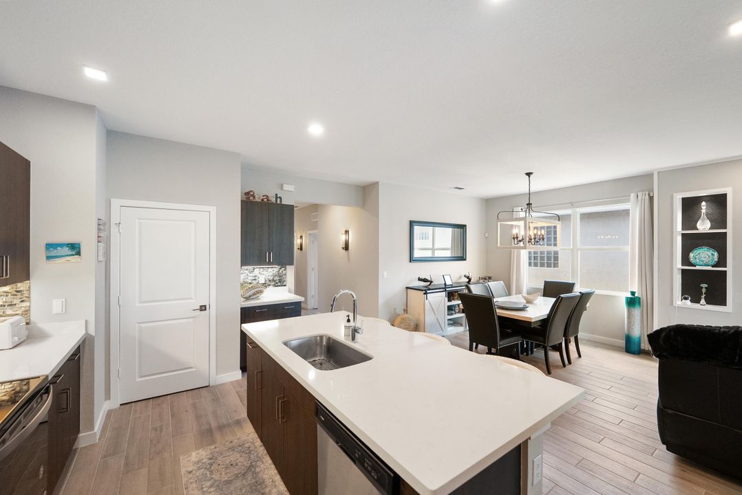 Под контрактом: $610,000 (3 спален, 2 ванн, 1730 Квадратных фут)