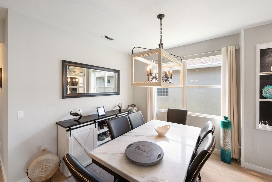 Под контрактом: $610,000 (3 спален, 2 ванн, 1730 Квадратных фут)