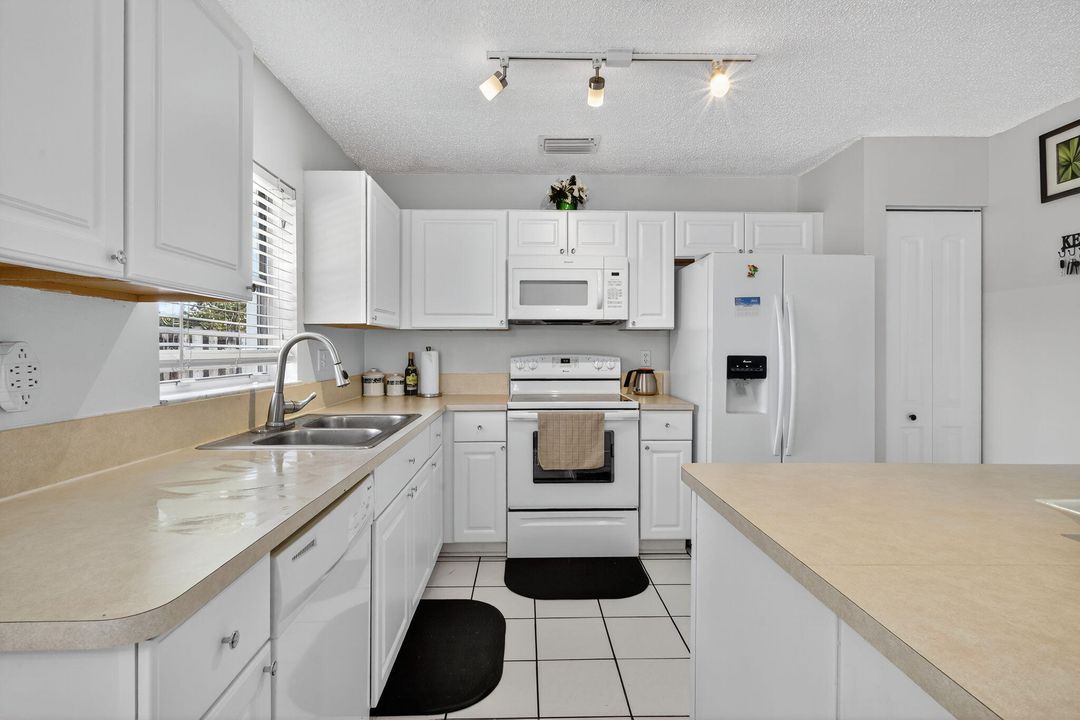 For Sale: $559,900 (3 beds, 2 baths, 2132 Square Feet)