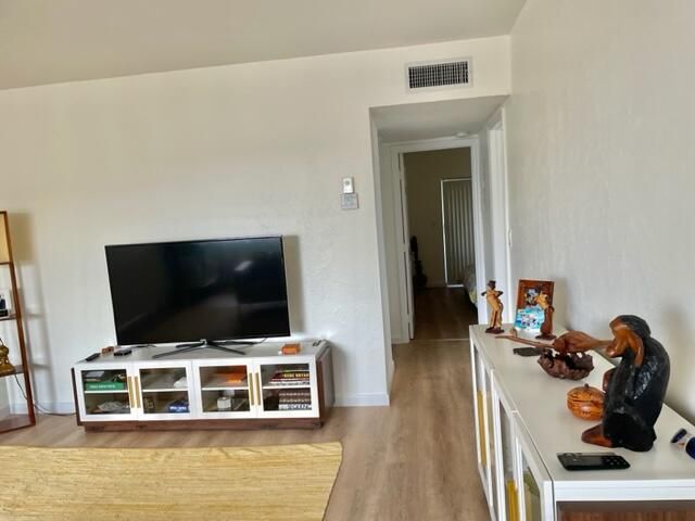 待售: $136,900 (2 贝兹, 1 浴室, 819 平方英尺)