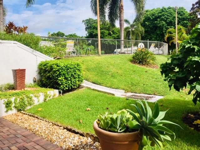 待售: $136,900 (2 贝兹, 1 浴室, 819 平方英尺)