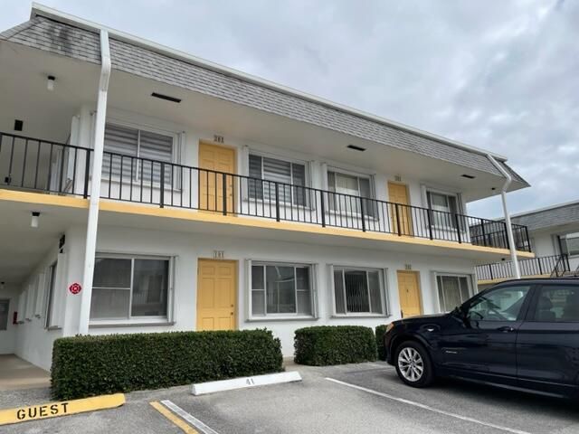 待售: $136,900 (2 贝兹, 1 浴室, 819 平方英尺)