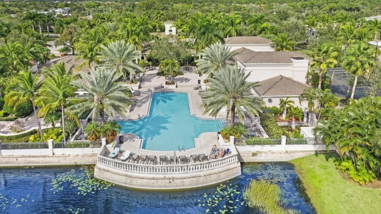 Active With Contract: $289,900 (2 beds, 2 baths, 1092 Square Feet)