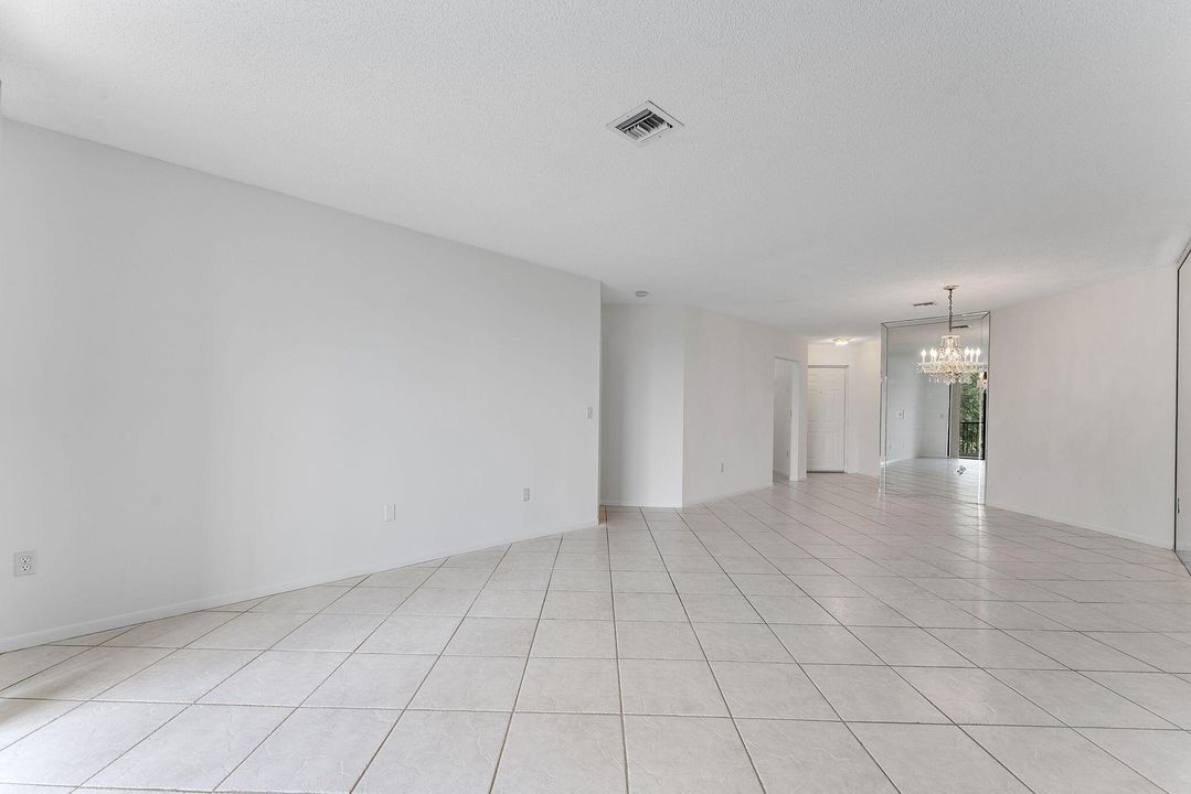 For Sale: $274,500 (3 beds, 2 baths, 1392 Square Feet)