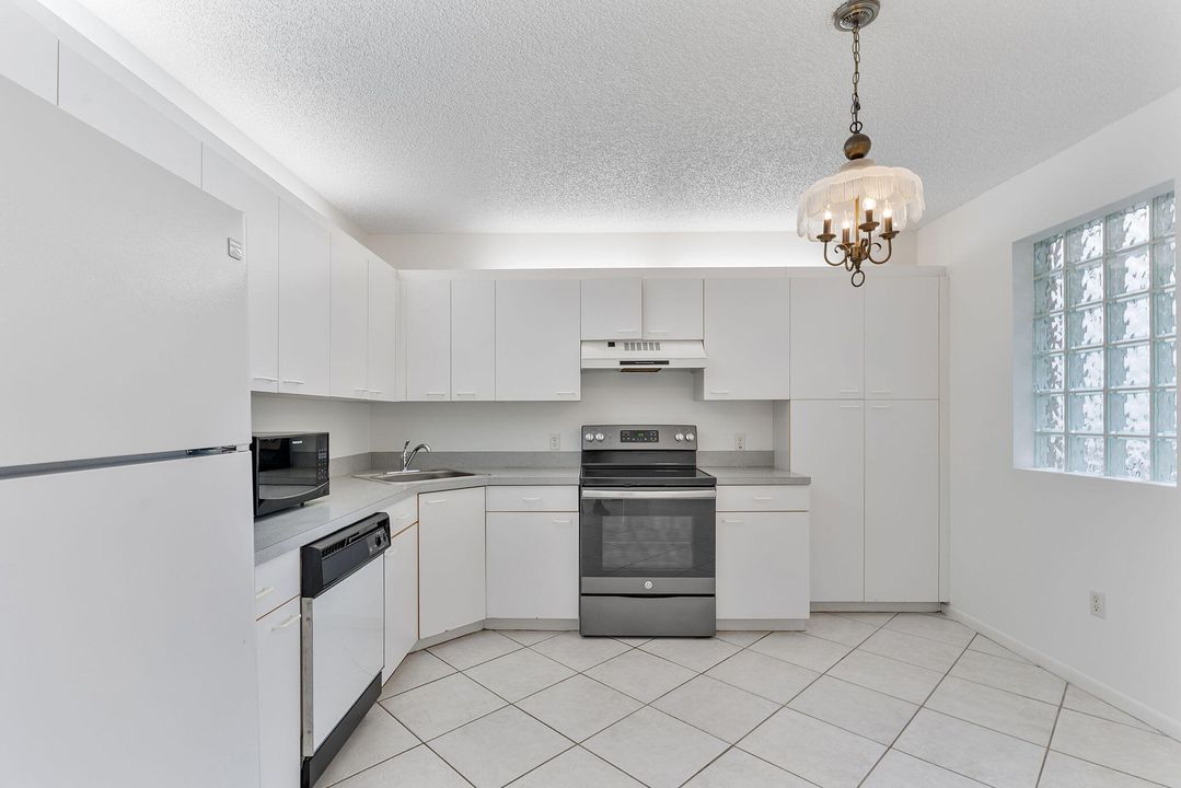 For Sale: $274,500 (3 beds, 2 baths, 1392 Square Feet)