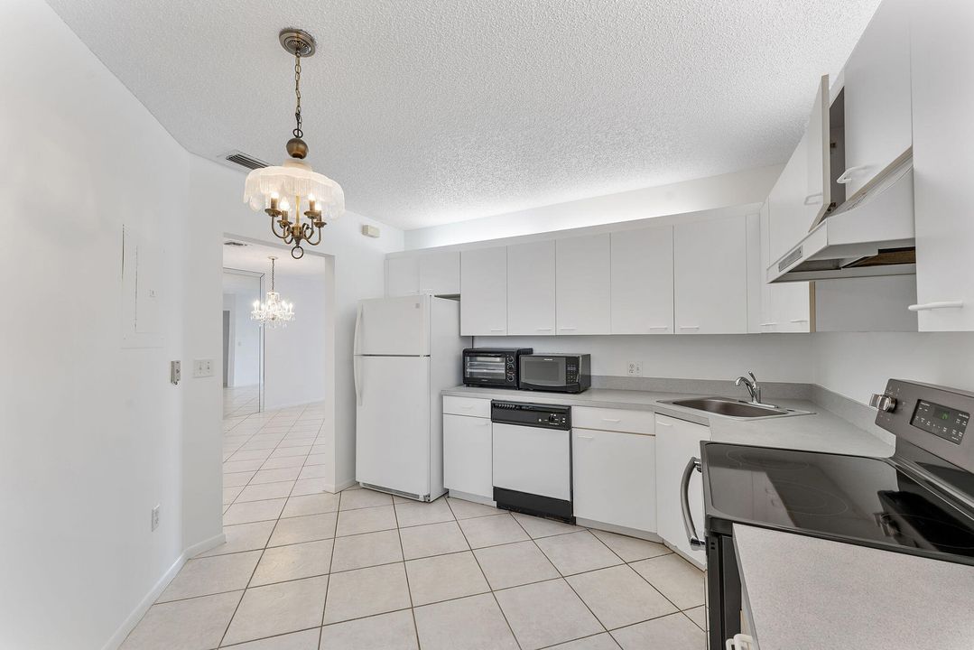 For Sale: $274,500 (3 beds, 2 baths, 1392 Square Feet)