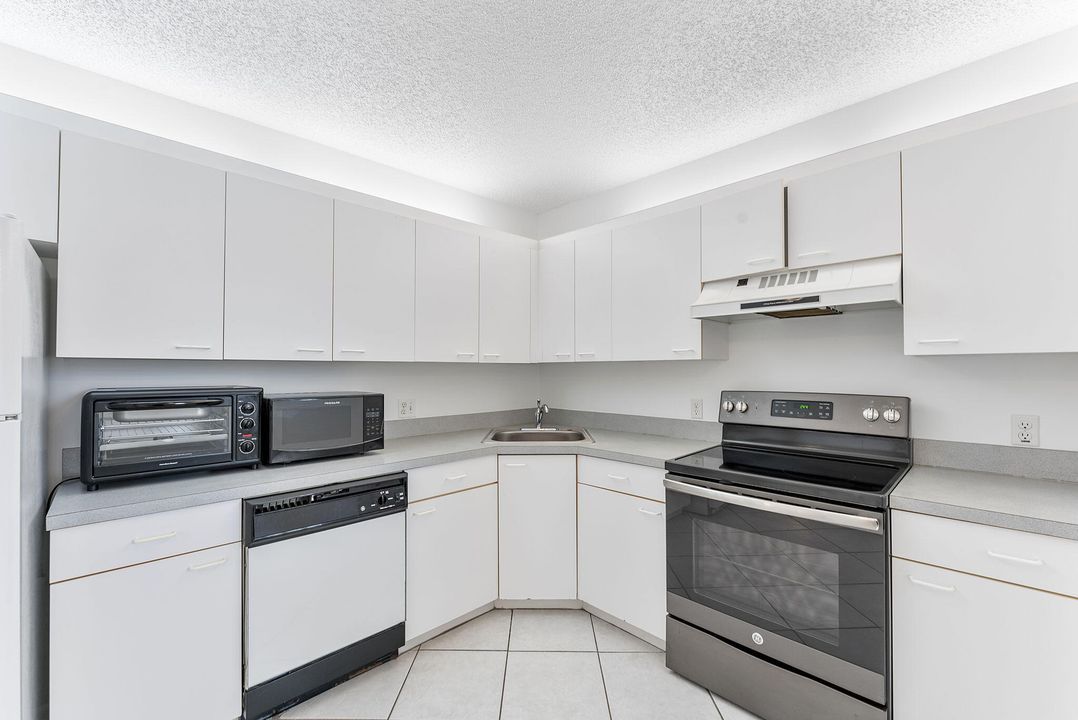 For Sale: $274,500 (3 beds, 2 baths, 1392 Square Feet)