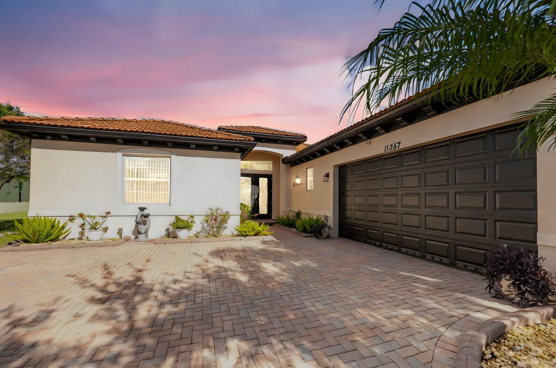 Под контрактом: $470,000 (4 спален, 3 ванн, 2386 Квадратных фут)