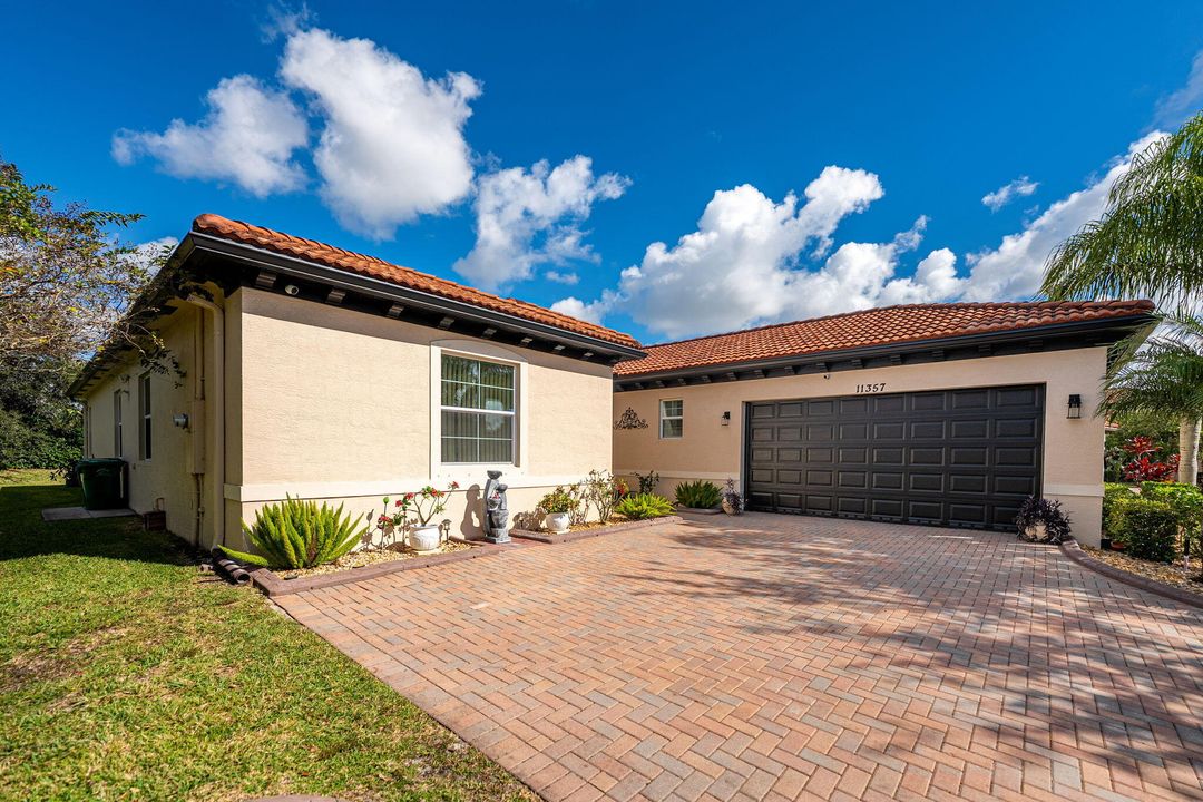 Под контрактом: $470,000 (4 спален, 3 ванн, 2386 Квадратных фут)