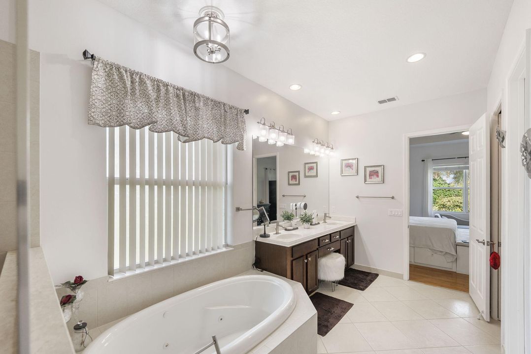 Под контрактом: $470,000 (4 спален, 3 ванн, 2386 Квадратных фут)