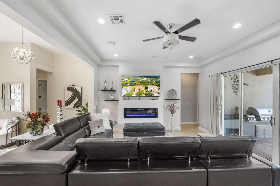 Под контрактом: $470,000 (4 спален, 3 ванн, 2386 Квадратных фут)