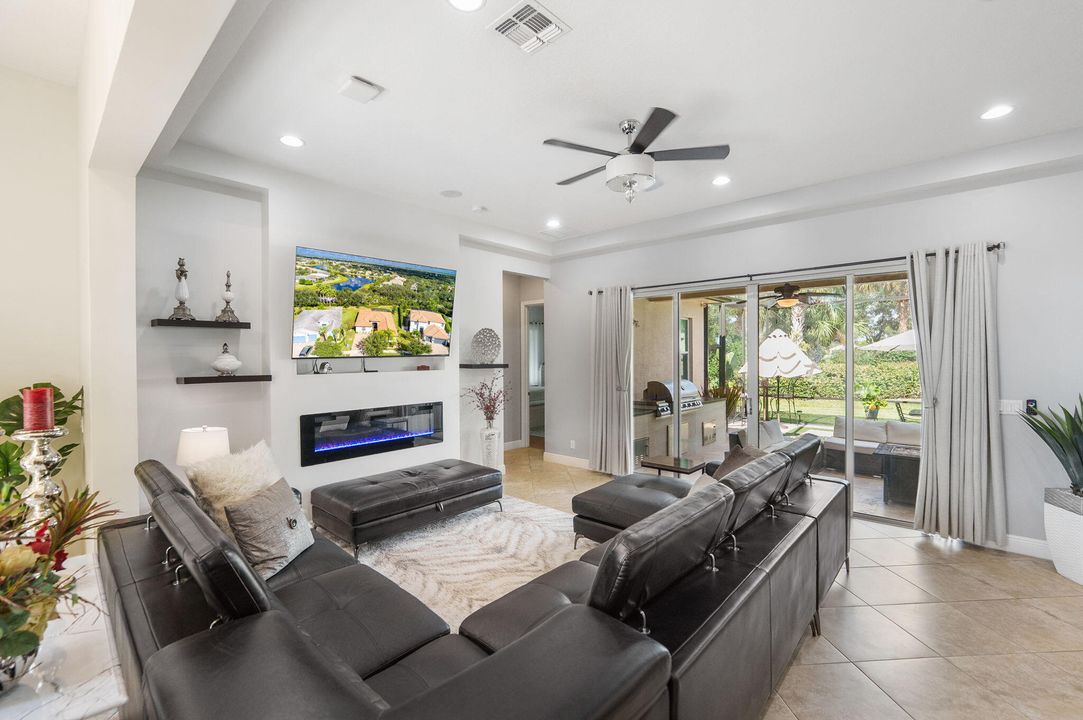 Под контрактом: $470,000 (4 спален, 3 ванн, 2386 Квадратных фут)