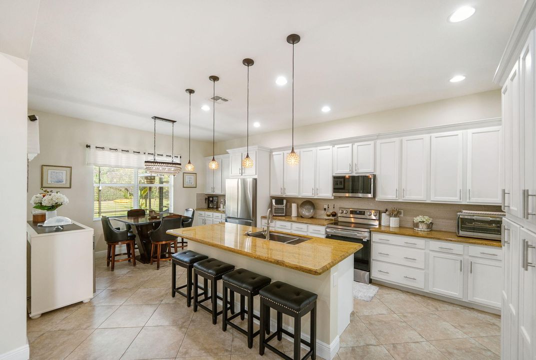 Под контрактом: $470,000 (4 спален, 3 ванн, 2386 Квадратных фут)