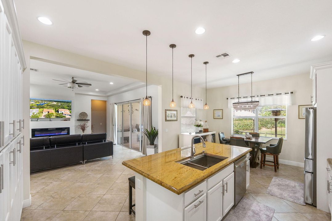 Под контрактом: $470,000 (4 спален, 3 ванн, 2386 Квадратных фут)