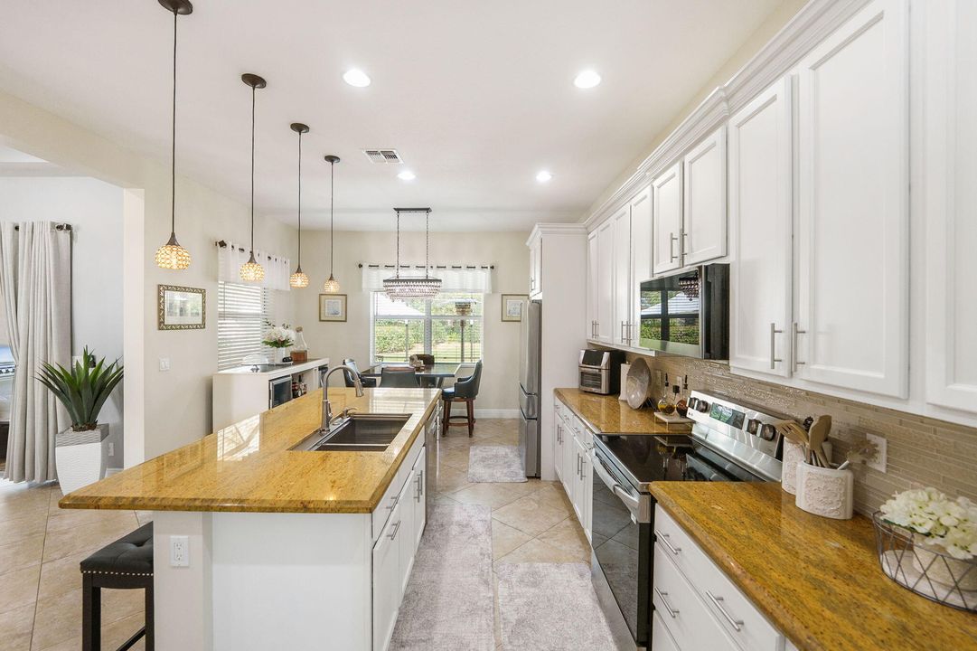 Под контрактом: $470,000 (4 спален, 3 ванн, 2386 Квадратных фут)