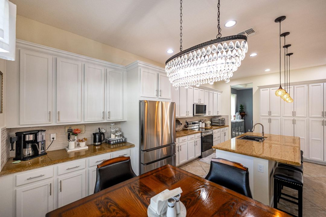 Под контрактом: $470,000 (4 спален, 3 ванн, 2386 Квадратных фут)