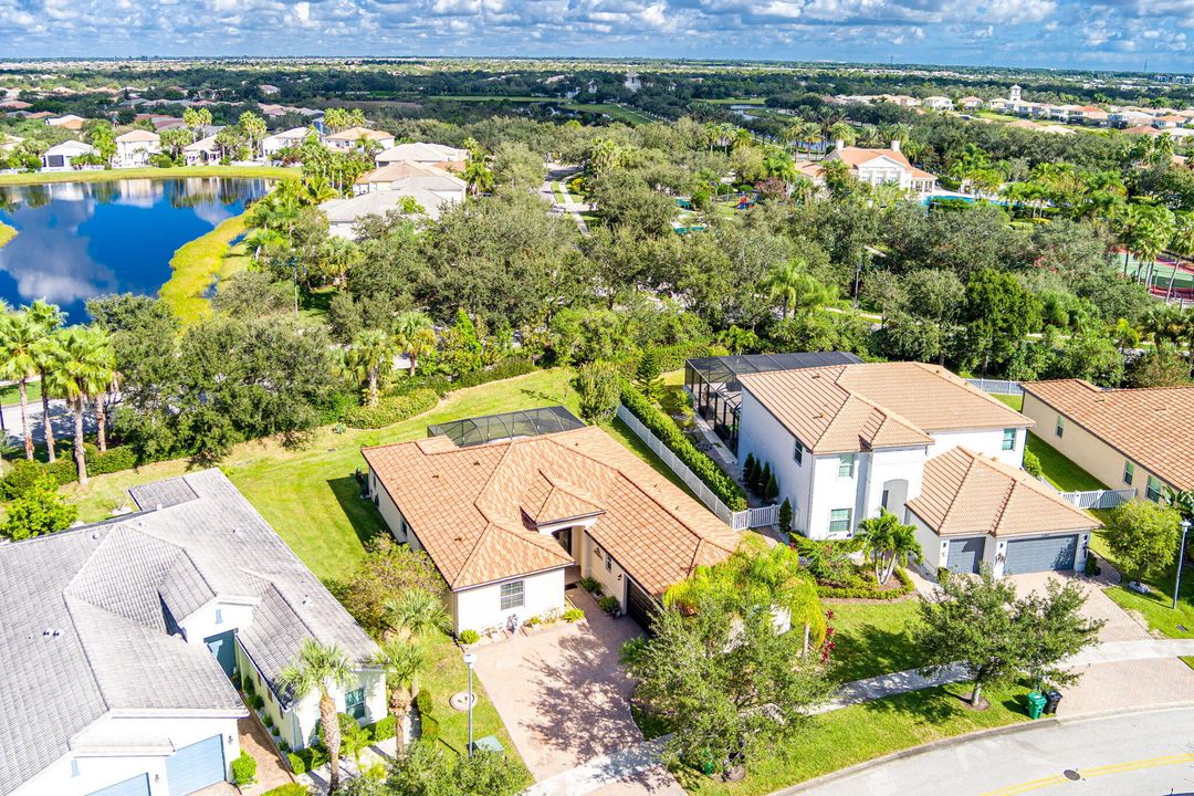 Под контрактом: $470,000 (4 спален, 3 ванн, 2386 Квадратных фут)