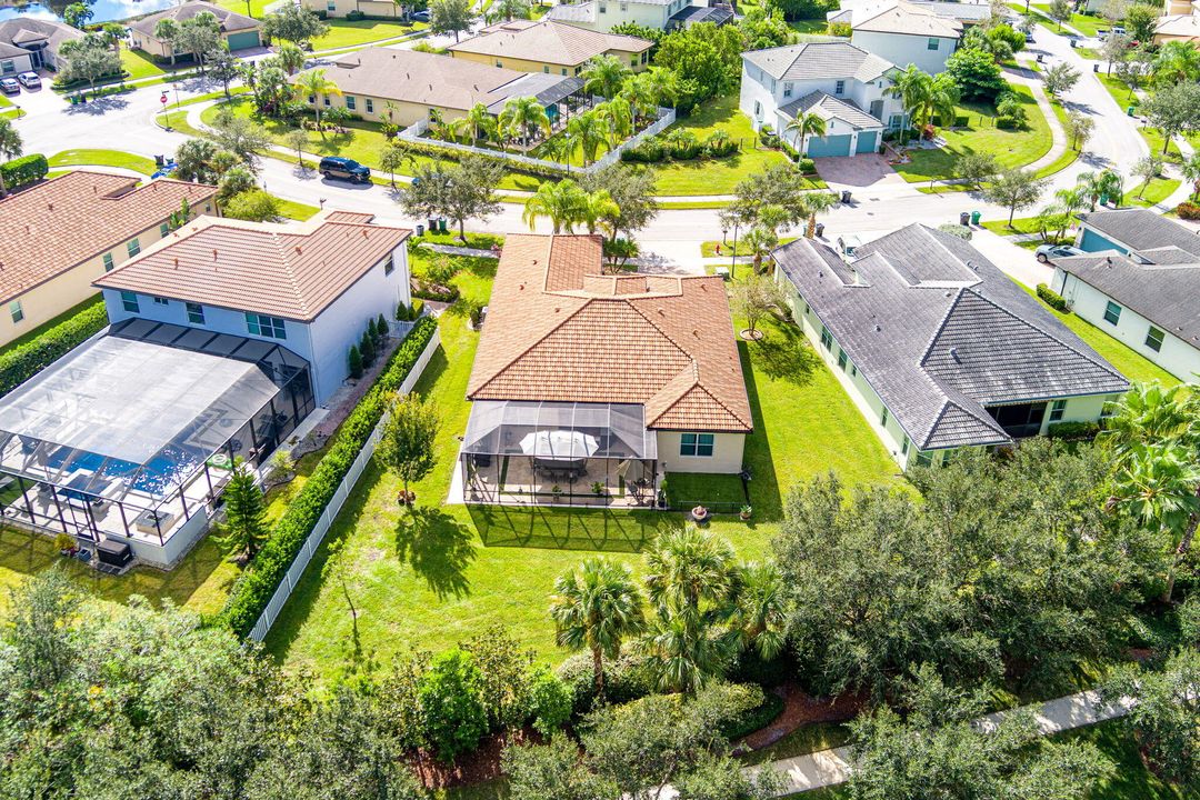 Под контрактом: $470,000 (4 спален, 3 ванн, 2386 Квадратных фут)