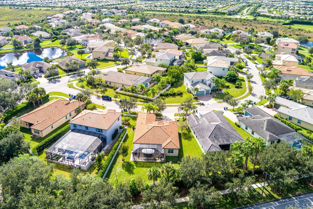 Под контрактом: $470,000 (4 спален, 3 ванн, 2386 Квадратных фут)