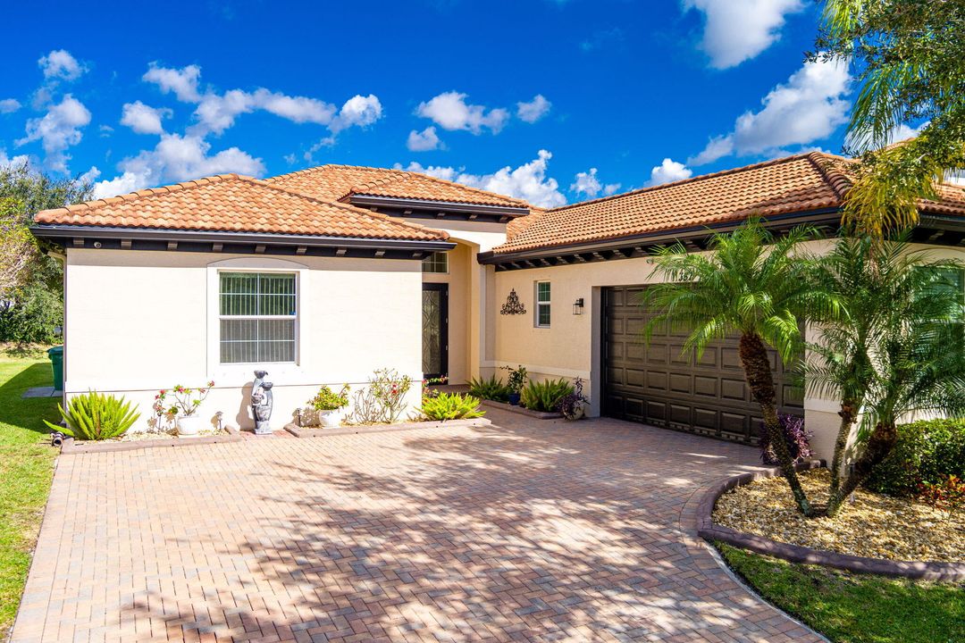 Под контрактом: $470,000 (4 спален, 3 ванн, 2386 Квадратных фут)