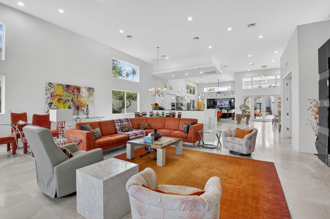 合同活跃: $2,900,000 (5 贝兹, 5 浴室, 4664 平方英尺)