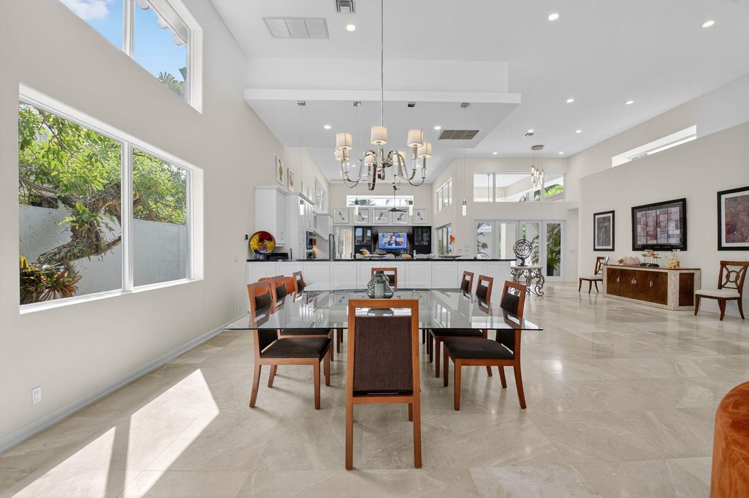 合同活跃: $2,900,000 (5 贝兹, 5 浴室, 4664 平方英尺)