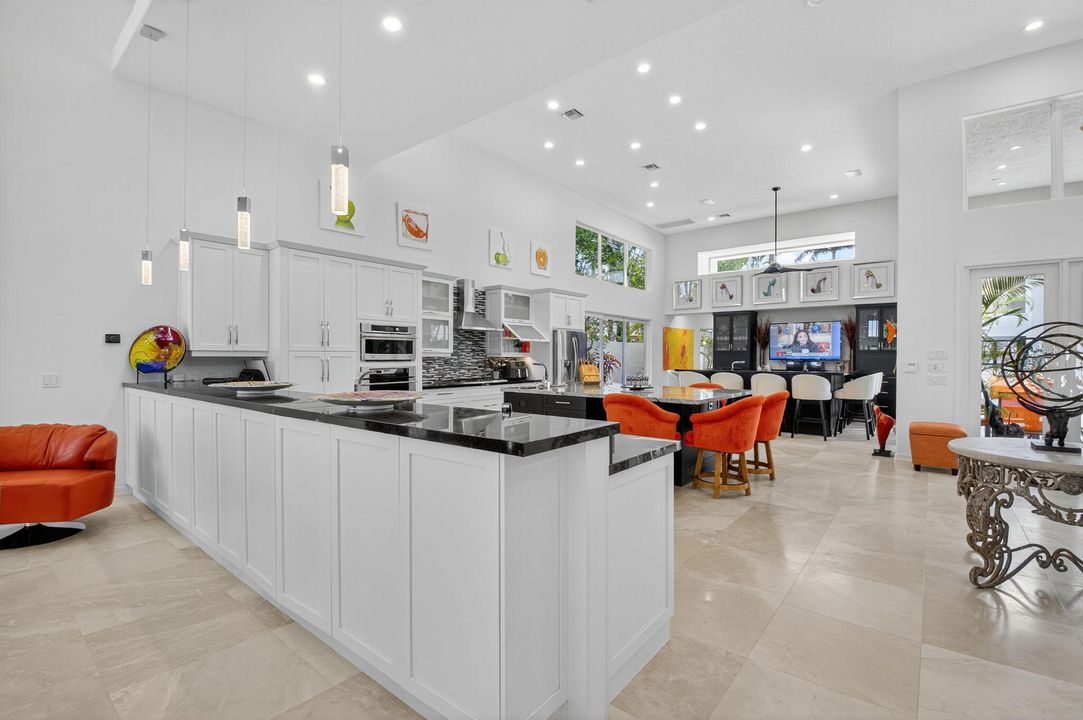 合同活跃: $2,900,000 (5 贝兹, 5 浴室, 4664 平方英尺)