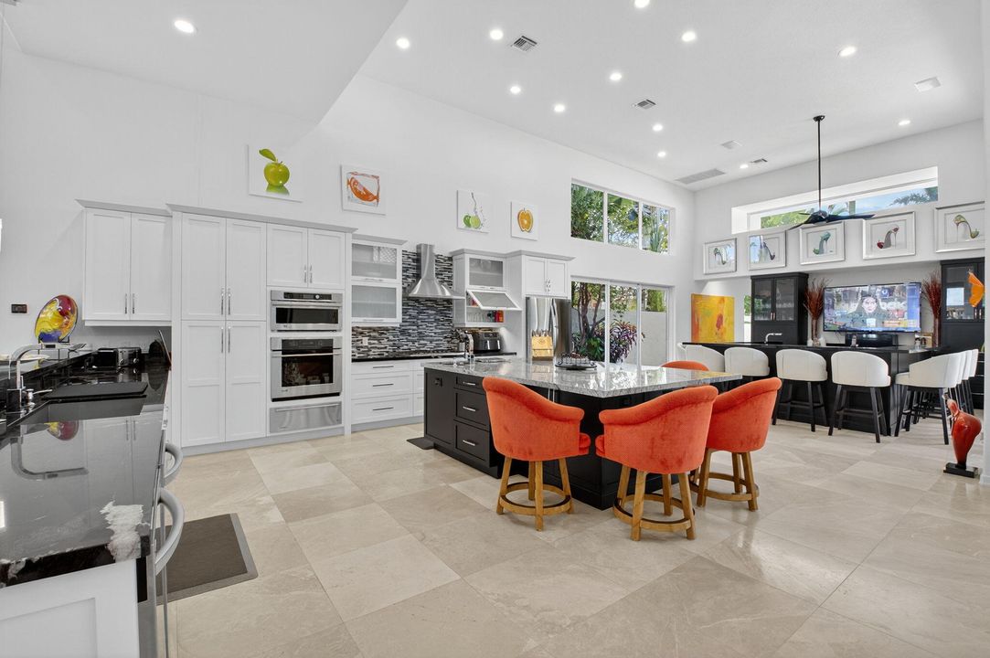 合同活跃: $2,900,000 (5 贝兹, 5 浴室, 4664 平方英尺)