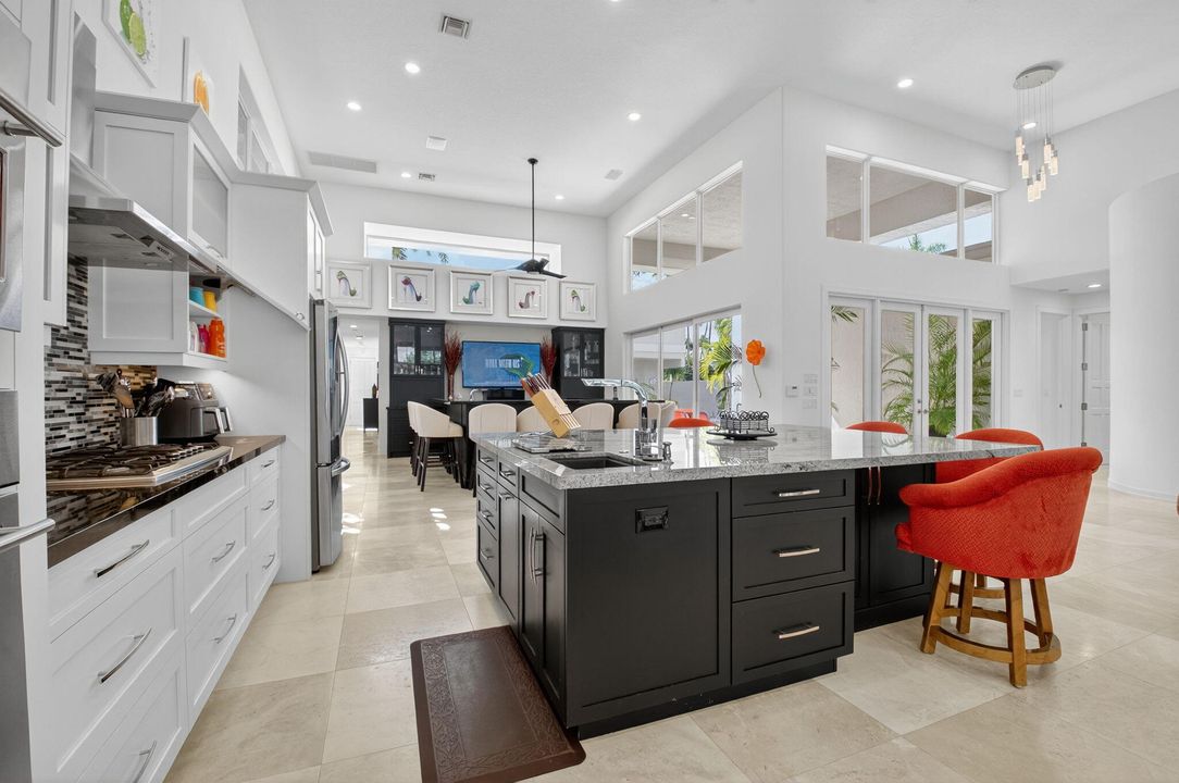 合同活跃: $2,900,000 (5 贝兹, 5 浴室, 4664 平方英尺)