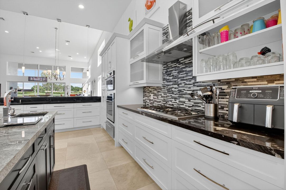 合同活跃: $2,900,000 (5 贝兹, 5 浴室, 4664 平方英尺)