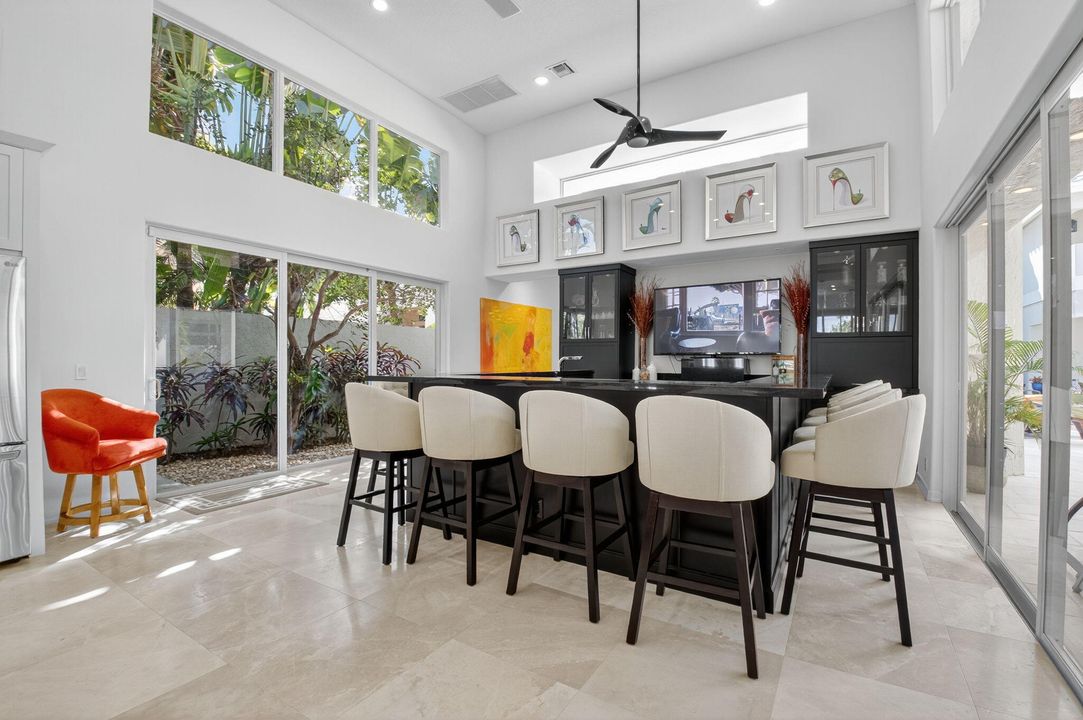 合同活跃: $2,900,000 (5 贝兹, 5 浴室, 4664 平方英尺)