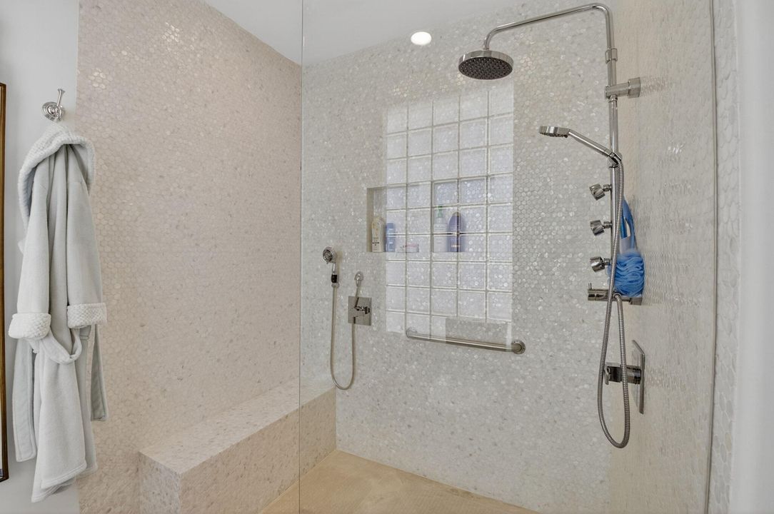 合同活跃: $2,900,000 (5 贝兹, 5 浴室, 4664 平方英尺)