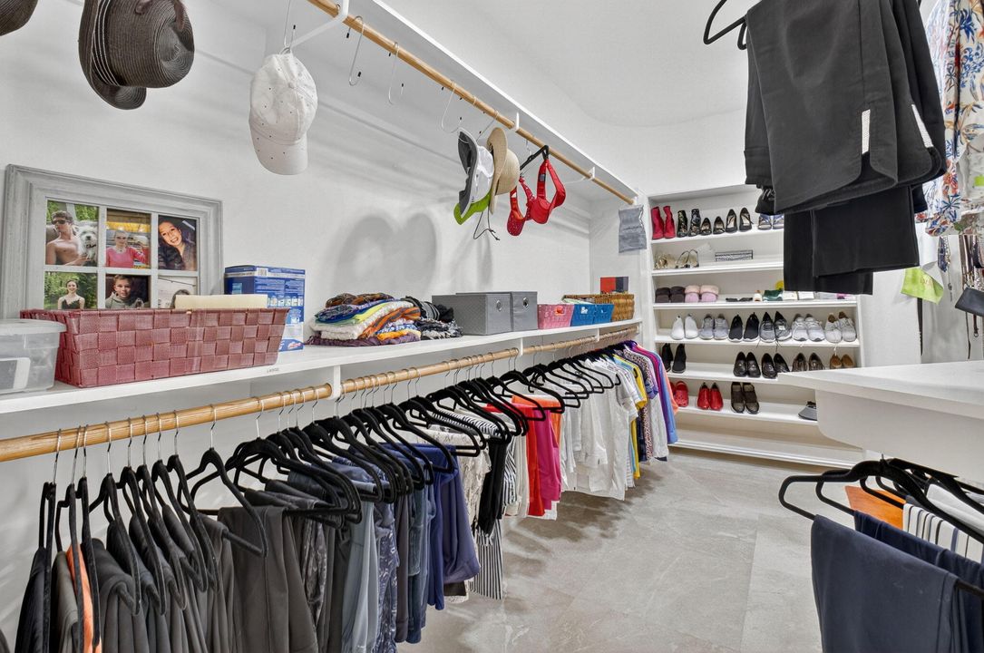 合同活跃: $2,900,000 (5 贝兹, 5 浴室, 4664 平方英尺)