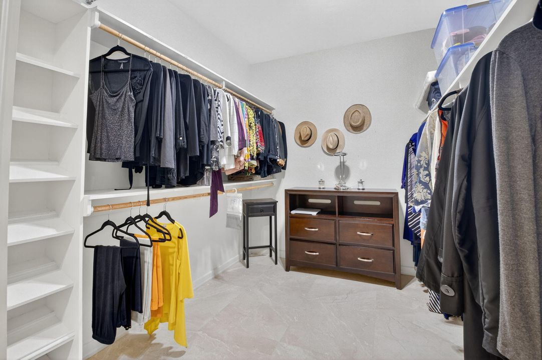 合同活跃: $2,900,000 (5 贝兹, 5 浴室, 4664 平方英尺)