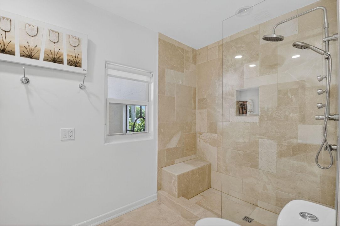 合同活跃: $2,900,000 (5 贝兹, 5 浴室, 4664 平方英尺)