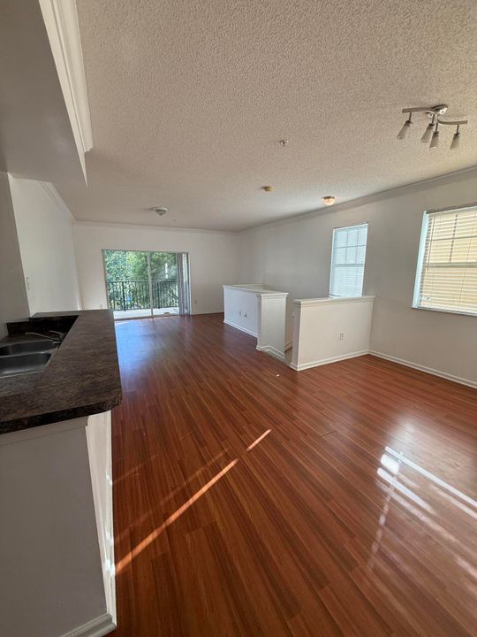 For Rent: $2,099 (2 beds, 2 baths, 1123 Square Feet)