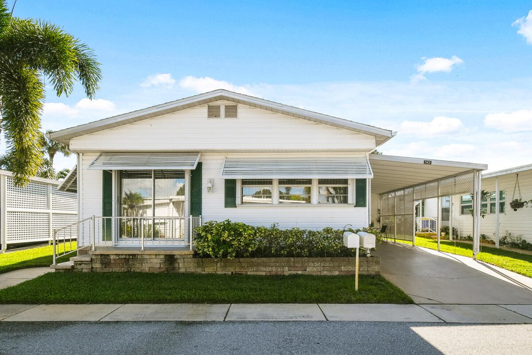 合同活跃: $179,000 (2 贝兹, 2 浴室, 1104 平方英尺)