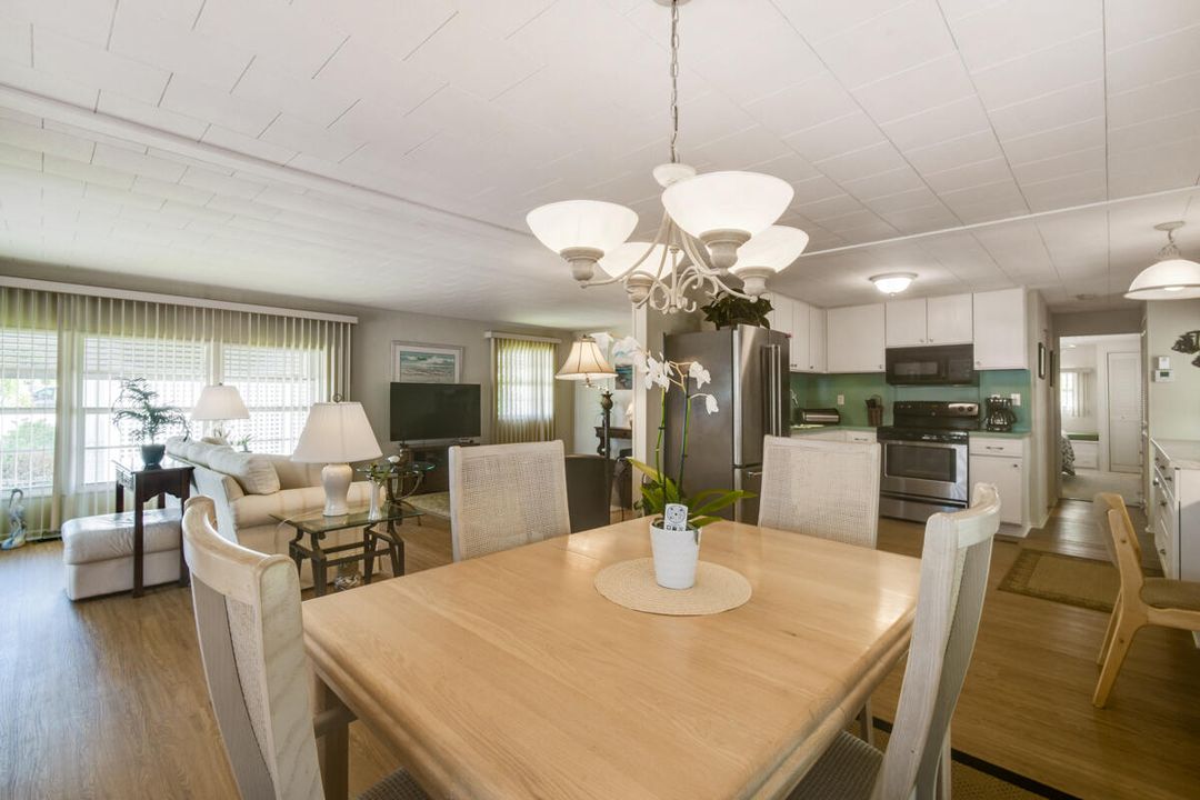 合同活跃: $179,000 (2 贝兹, 2 浴室, 1104 平方英尺)